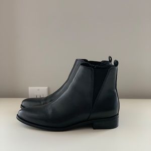 BLONDO City Waterproof Chelsea Boots in size 9